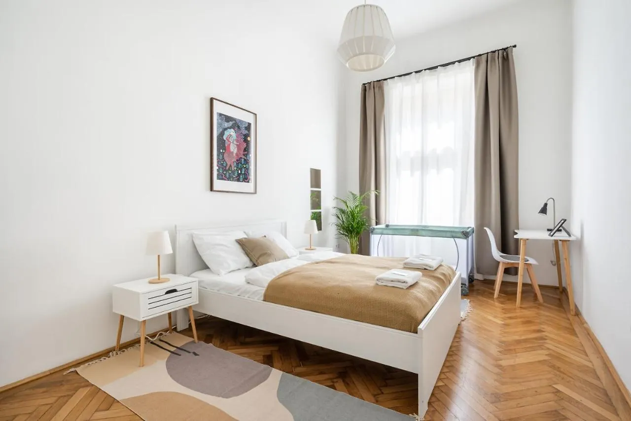 Sunny Colors Apartment 布达佩斯